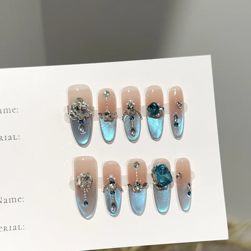 Elegantes, mit Kristallen verziertes Press-On-Nagel-Set
