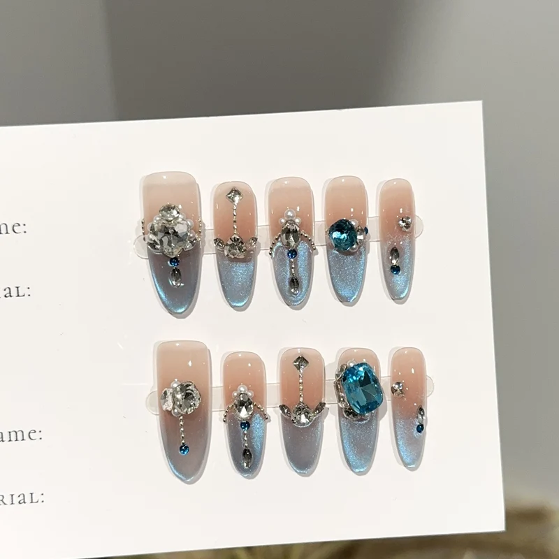 Elegantes, mit Kristallen verziertes Press-On-Nagel-Set