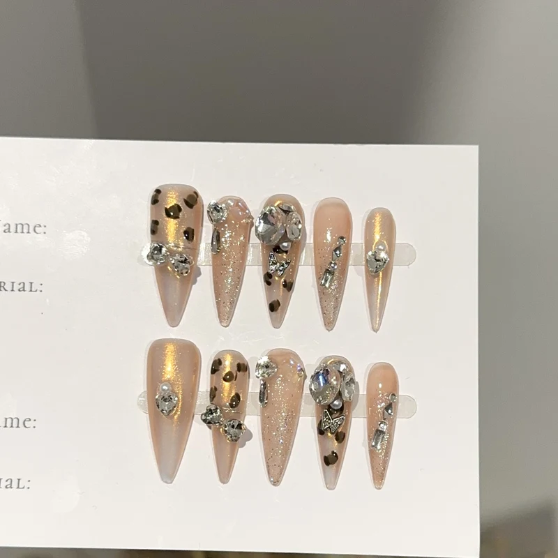 Ausgefallene Press-On Nageldesigns