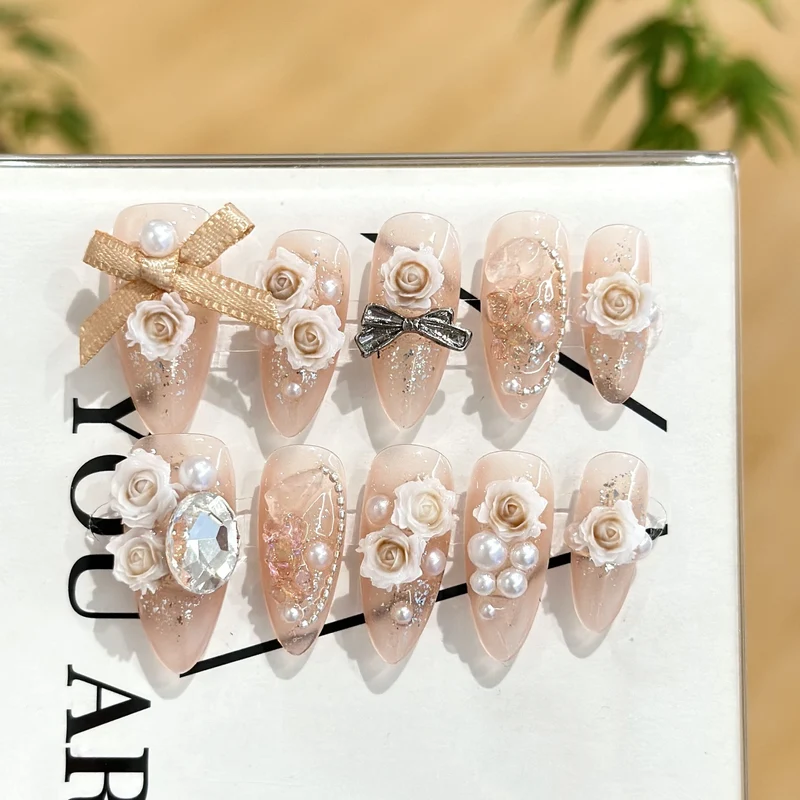Elegantes dekoratives Press-On Nagelkunstset mit floralen Akzenten