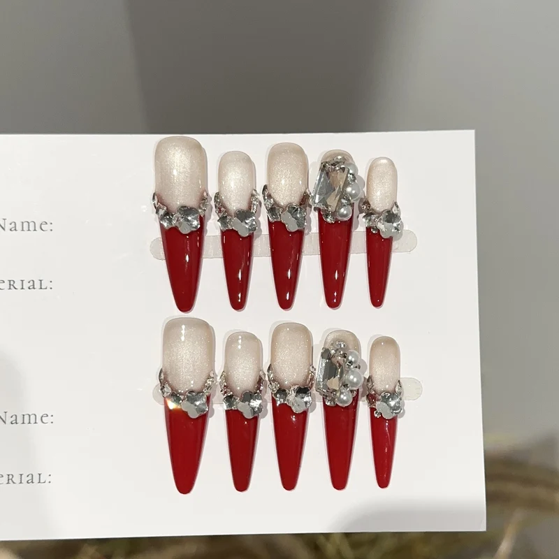 Dekorativer Stiletto Press-On Nagelset mit Kristallakzenten