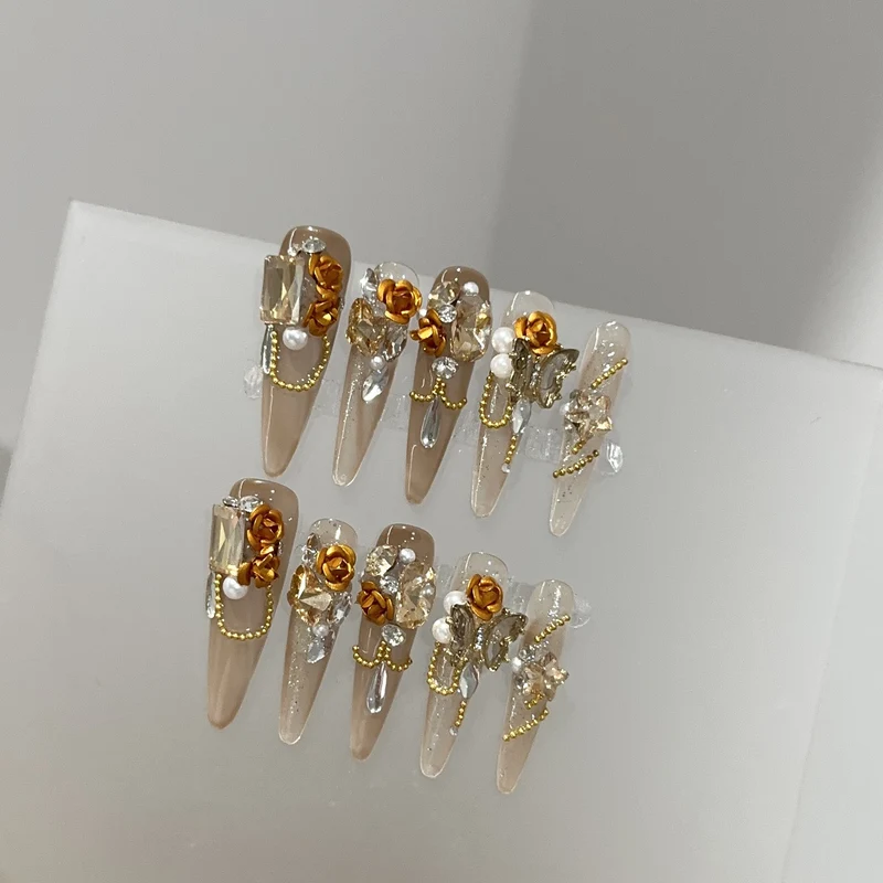 Dekoratives Stiletto Press-On Nagelkunstset mit floralen und Schmucksteinakzenten