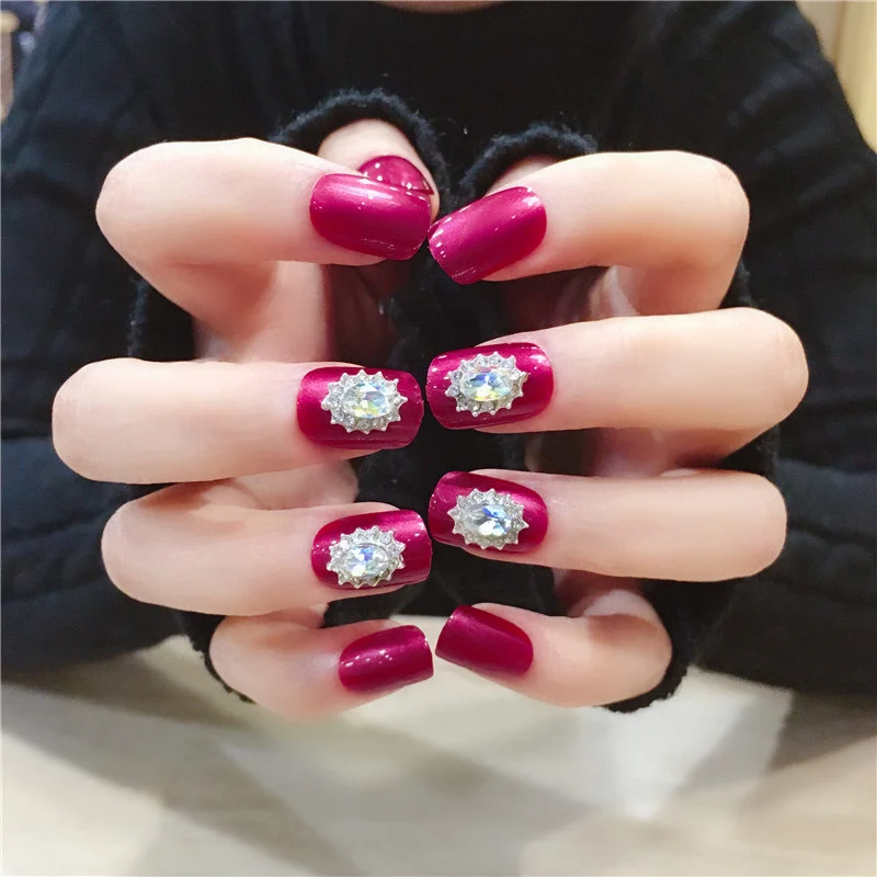 Elegantes mit Strass verziertes Press-On-Nagelkunst-Set