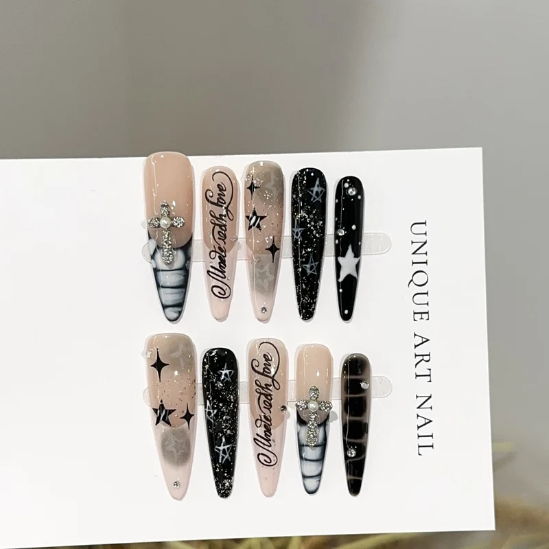 Künstlerische Stiletto Press-On Nagelset mit dekorativen Akzenten
