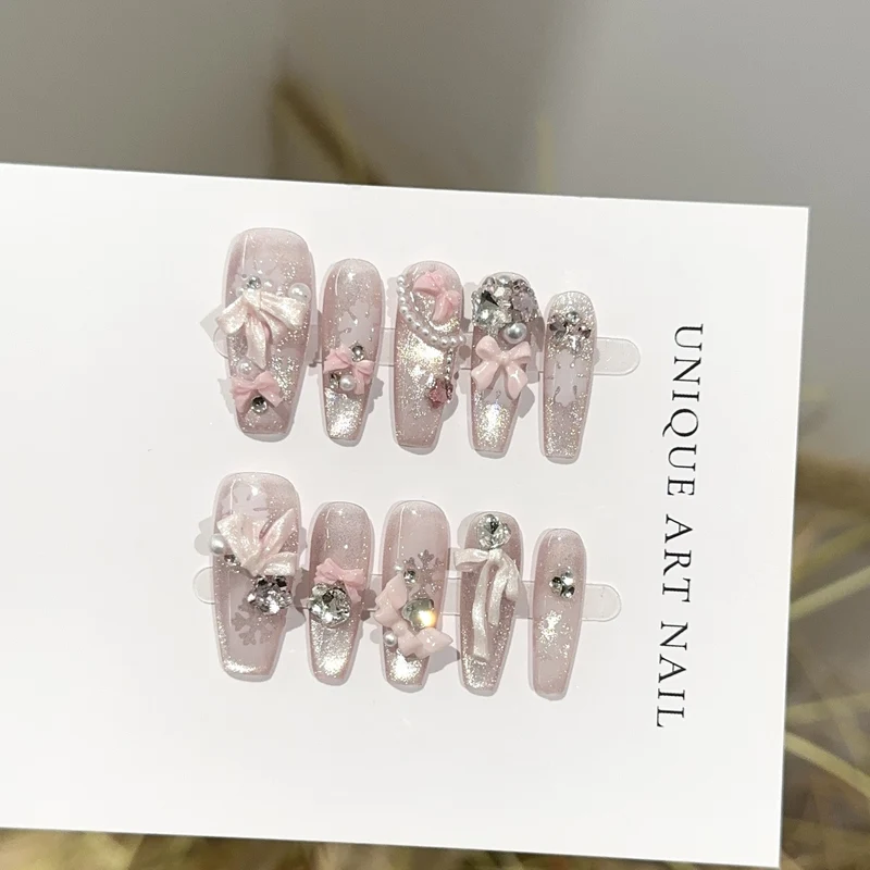 Dekoratives Press-On-Nagel-Set mit floralen Akzenten