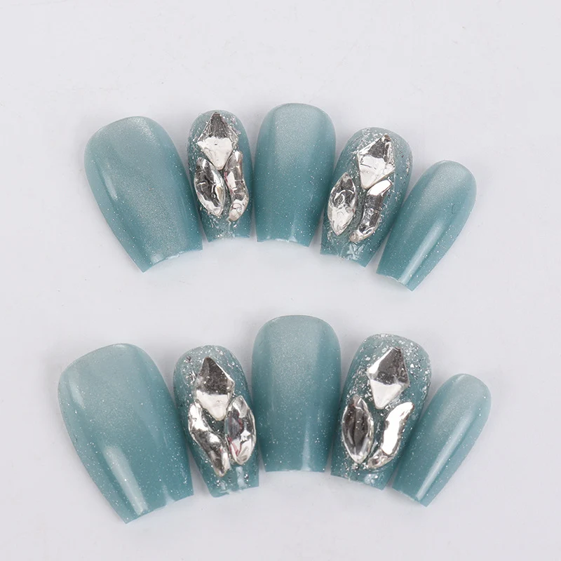 Elegantes Press-On-Nagelset mit Schmuckakzenten