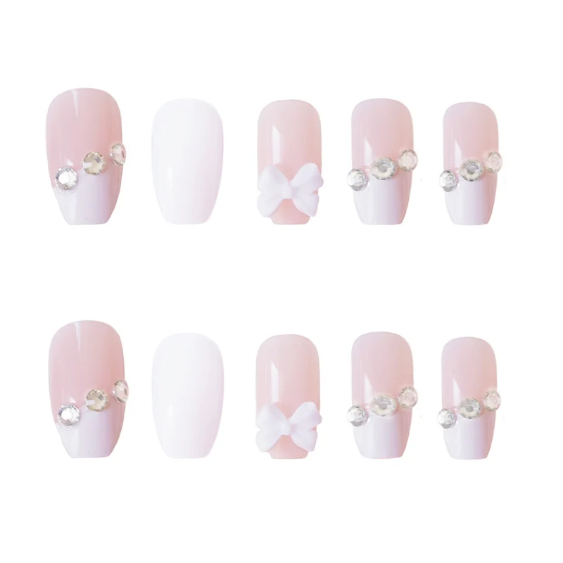 Elegante Press-On Nagelset mit dekorativen floralen Akzenten