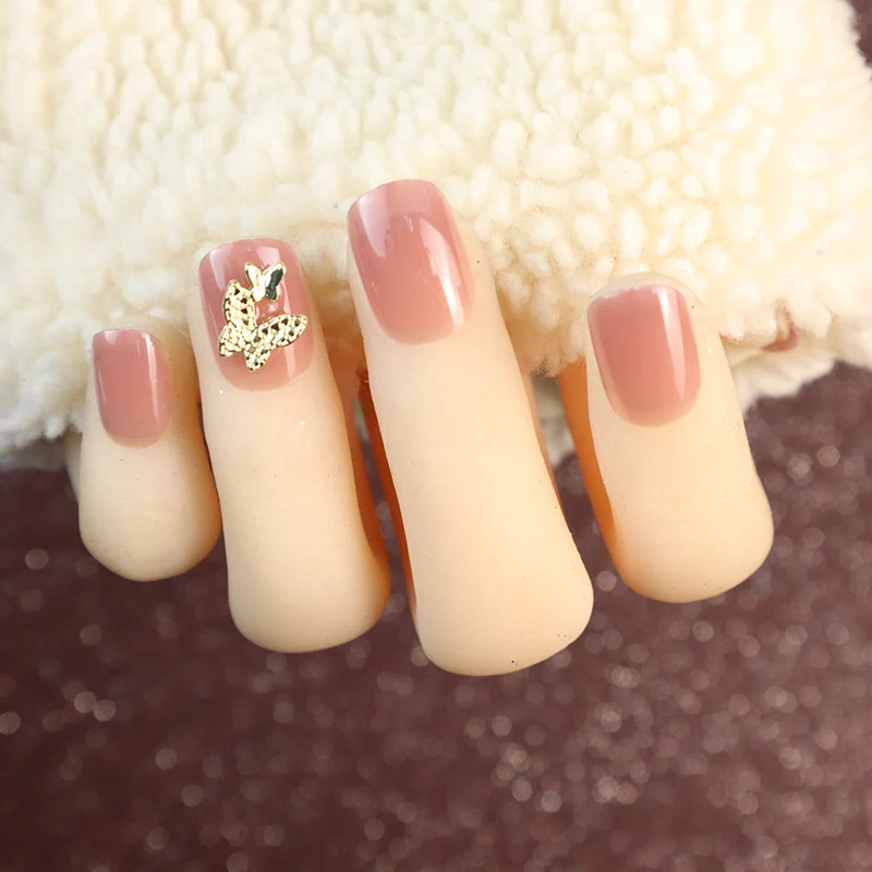 Elegantes Press-On-Nagelset mit Schmetterlingsakzenten