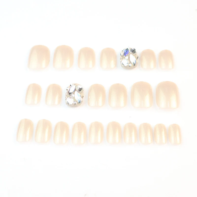 Elegantes Press-On-Nagel-Set mit Strass-Akzenten