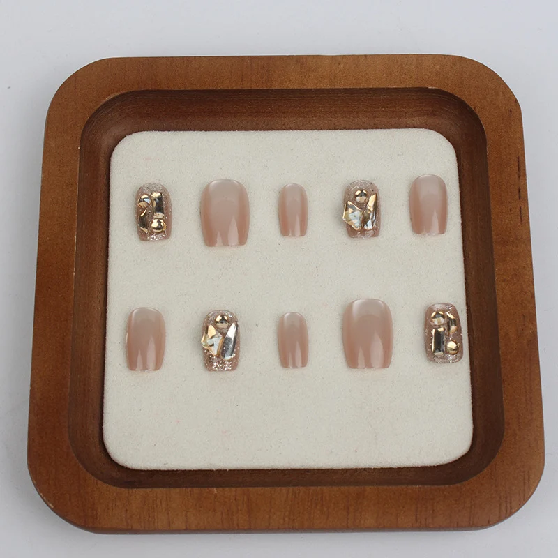 Glamouröse Press-On Nagelkunst mit Rhinestone-Akzenten