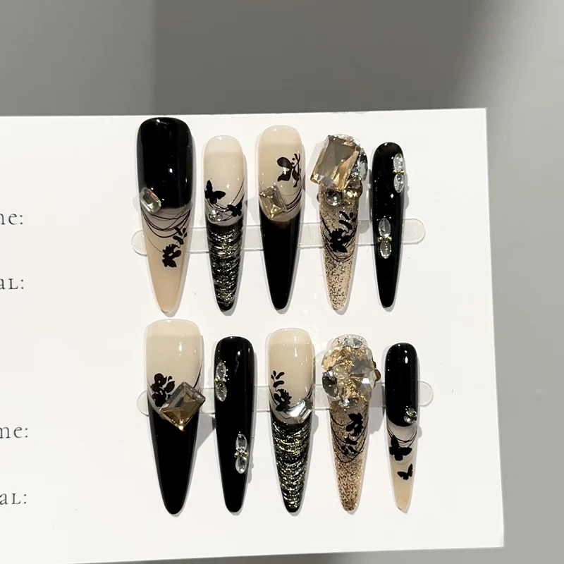 Künstlerisches Statement Press-On Nagelset
