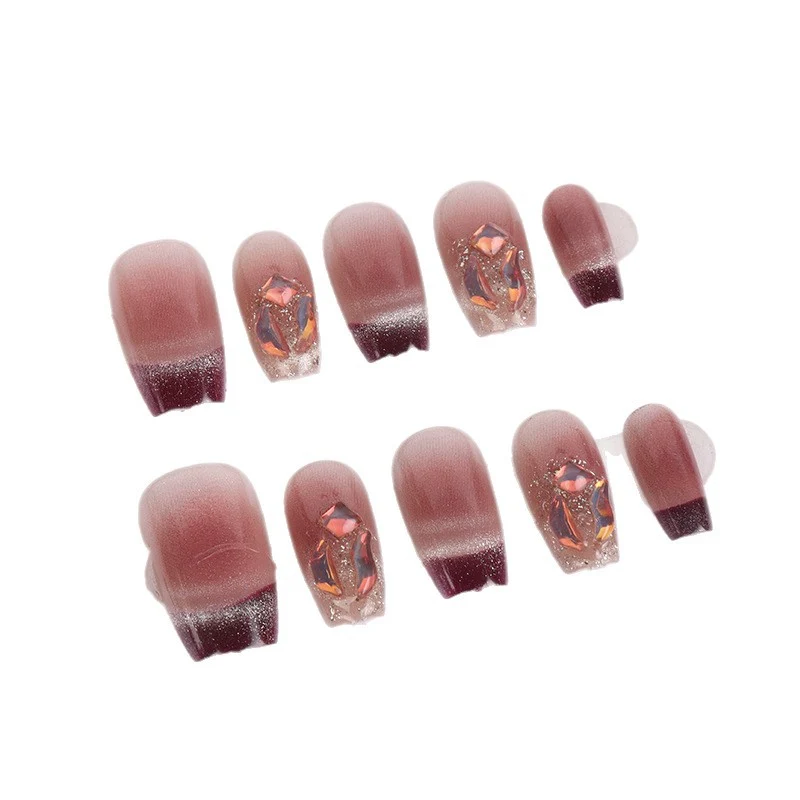 Elegantes Press-On-Nagel-Set mit künstlerischem Blumendesign
