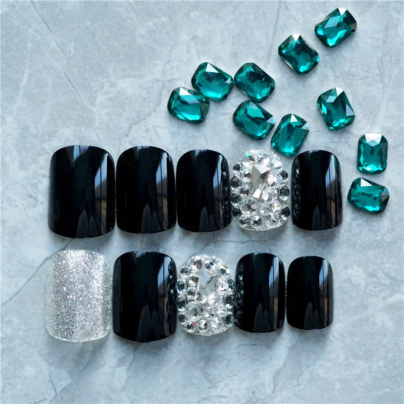 Elegante Press-On Nagelkunst mit Edelsteinakzenten