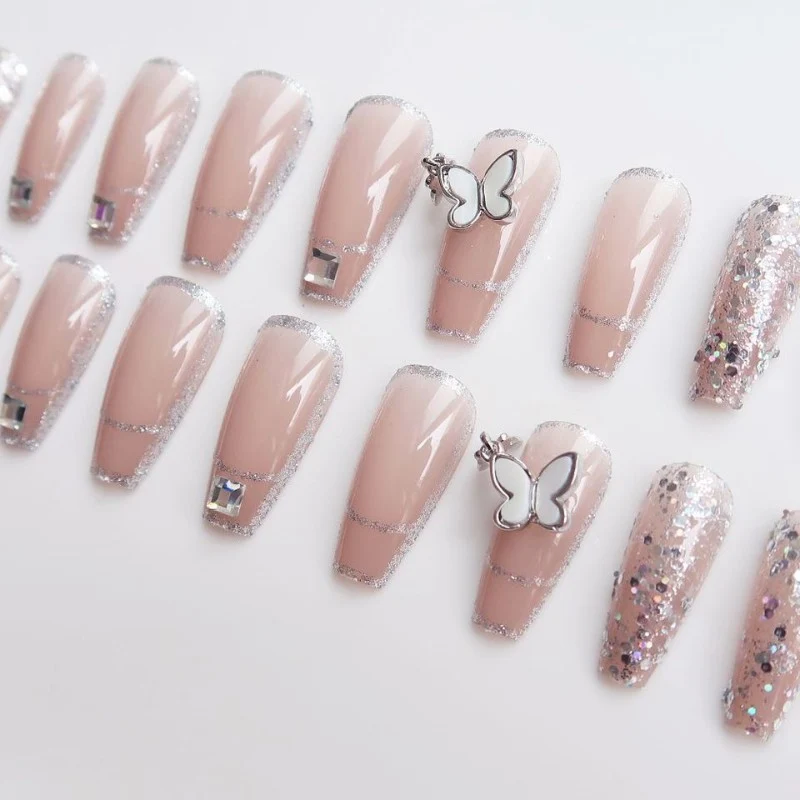 Elegantes Press-On-Nageldesign-Set mit Schmetterlingsakzenten