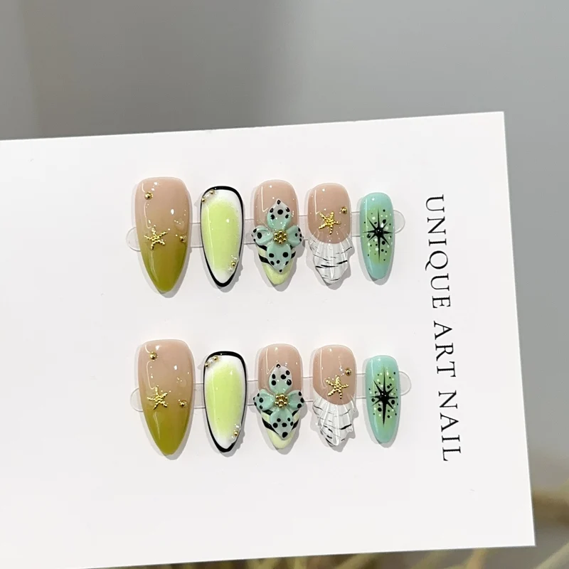 Künstlerisches Press-On-Nagel-Set mit floralen und Edelstein-Akzenten