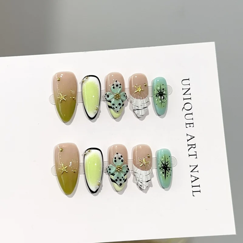 Künstlerisches Press-On-Nagel-Set mit floralen und Edelstein-Akzenten