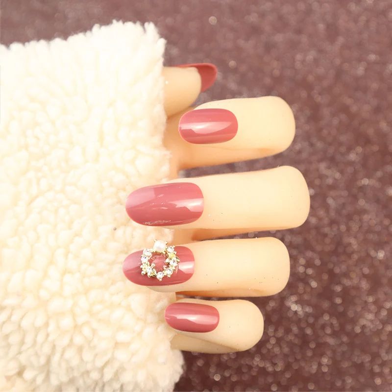 Glamouröses dekoratives Press-On-Nagelset mit Strassakzenten