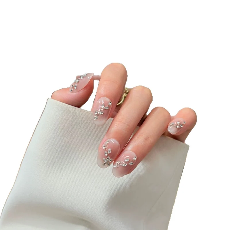 Dekorative Strass-Nagelkunst-Verzierungen