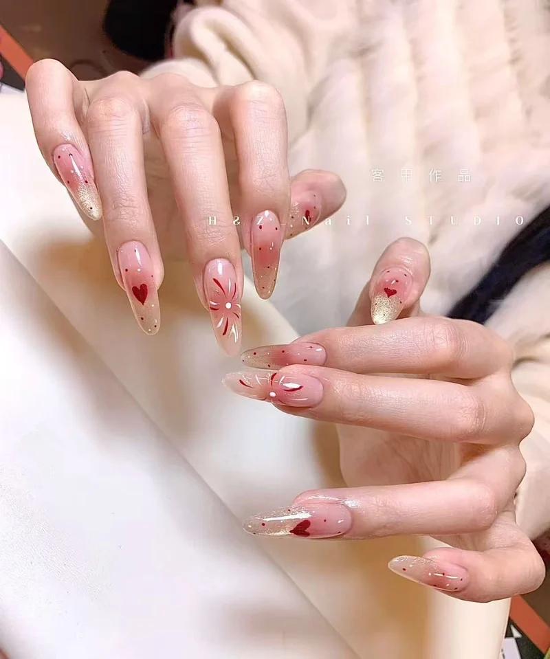 Dekorative Press-On-Nagelspitzen mit Designelementen