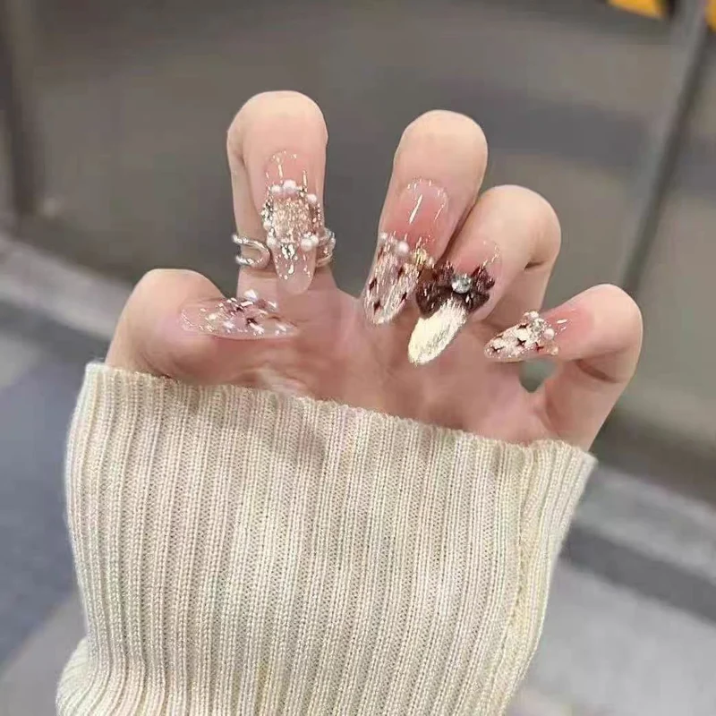 Dekorative Press-On-Nagelspitzen mit Designelementen