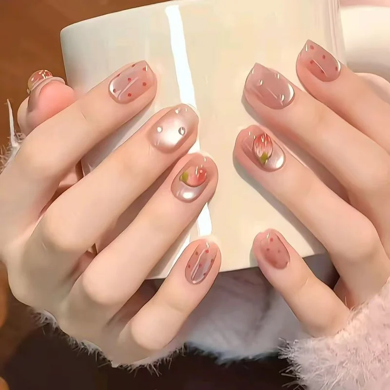 Dekorative Press-On-Nagelspitzen mit Designelementen