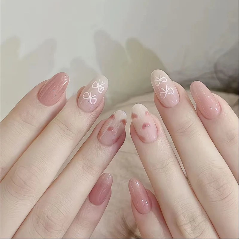 Dekorative Press-On-Nagelspitzen mit Designelementen