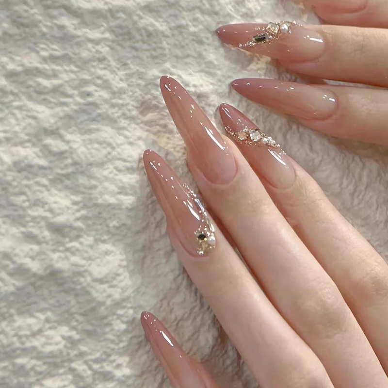 Dekorative Druck-Nagelset mit Strass- und Schleifenakzenten