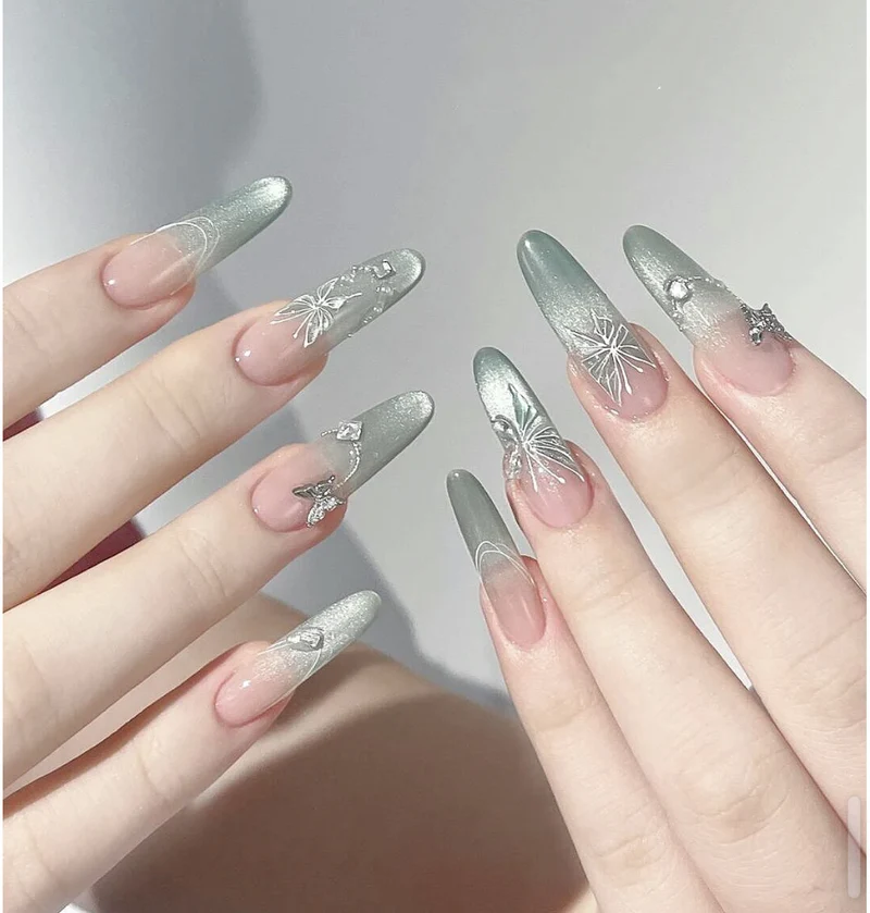 Dekorative Druck-Nagelset mit Strass- und Schleifenakzenten