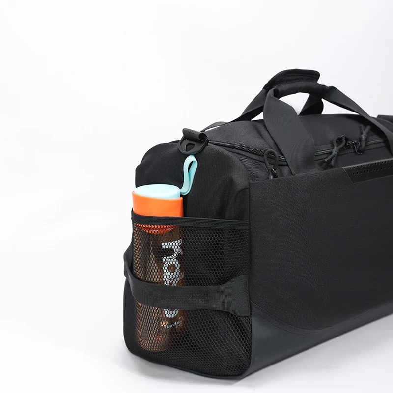 Sportliche Reisetasche für Herren mit viel Stauraum und abnehmbarem Schultergurt Skanto