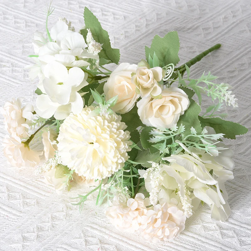 Stylischer künstlicher Blumenstrauß