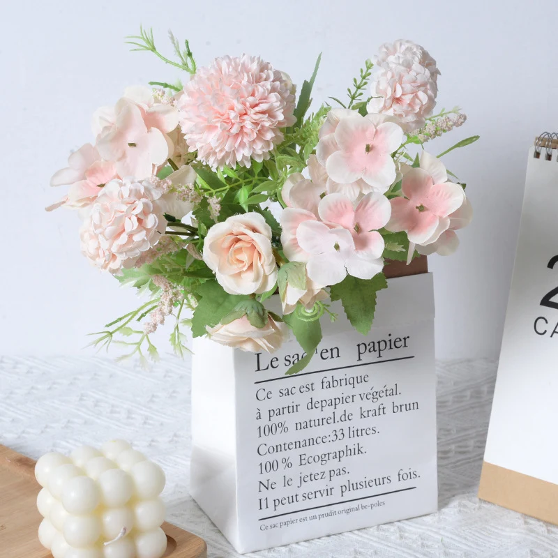 Stylischer künstlicher Blumenstrauß