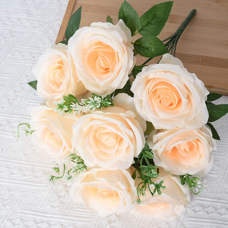 Lebensechter künstlicher Blumenstrauß