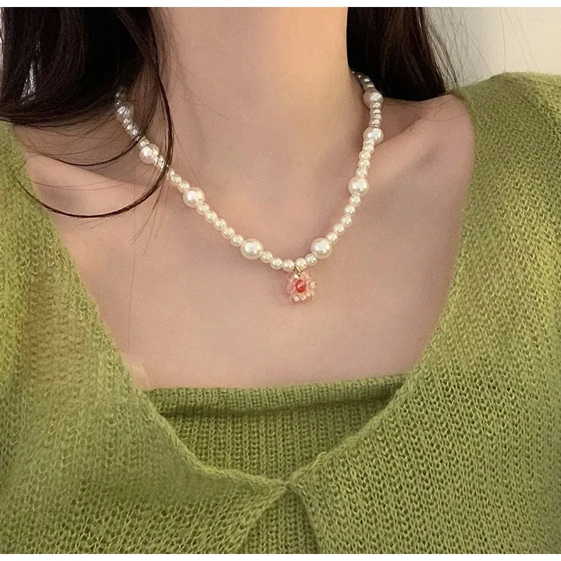 Elegante Perlenblumen-Anhänger-Halskette Brehn