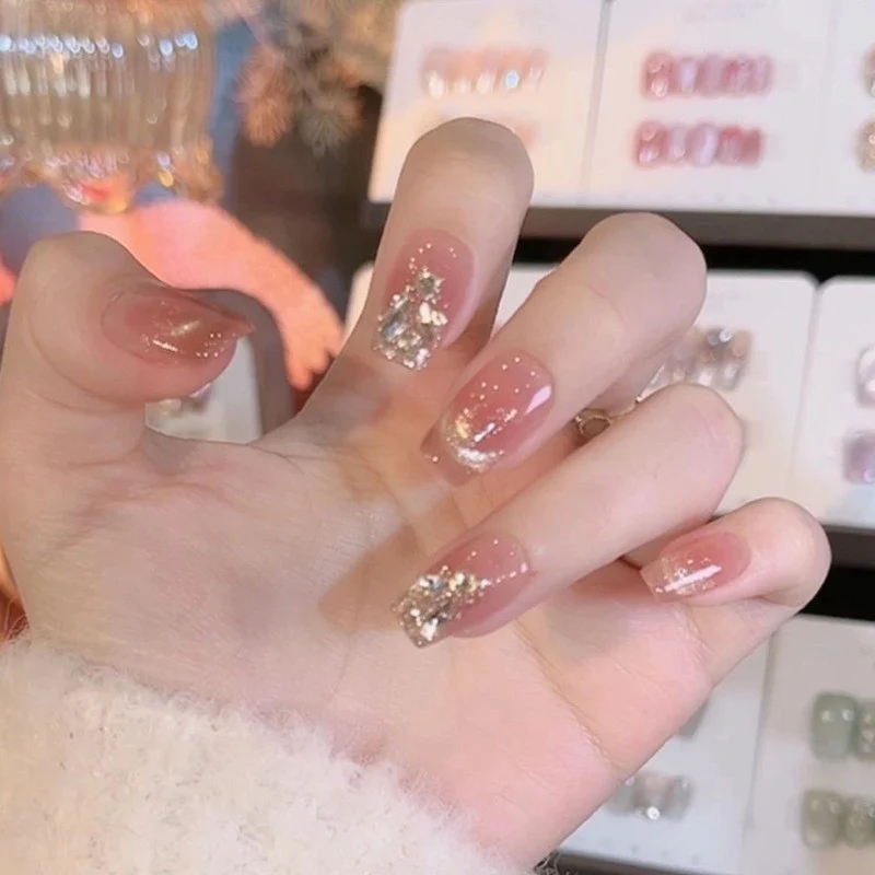 Elegante dekorative Press-On Nägel mit Glitzerakzenten