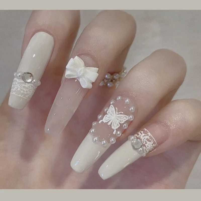 Elegantes dekoratives Press-On-Nagelkunstset mit Schmetterlingsakzenten