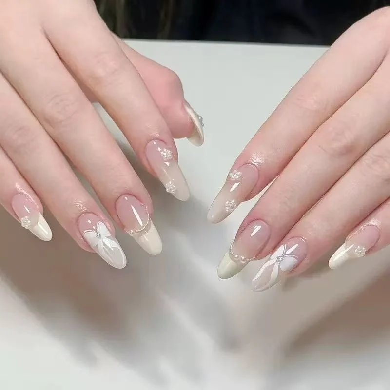 Dekorative handwerkliche Nagelverlängerungen