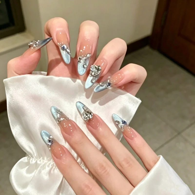 Dekorative handwerkliche Nagelverlängerungen