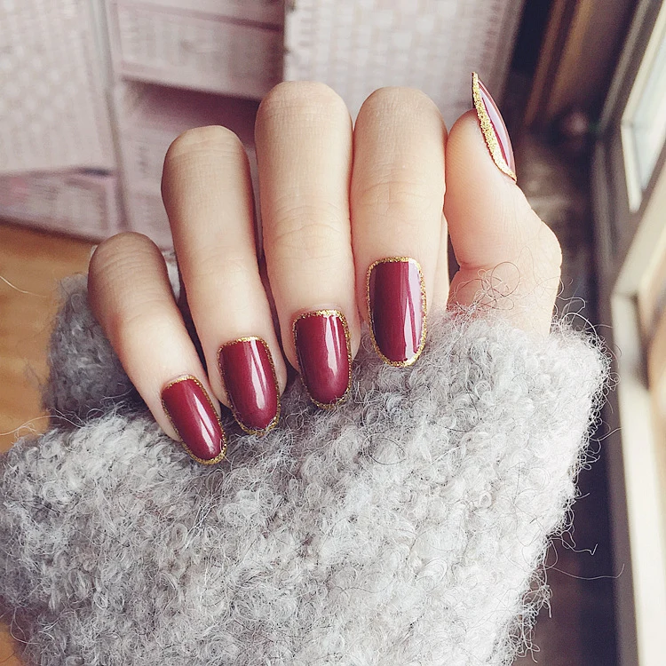 Elegante Glänzende Press-On Nägel mit Goldrand