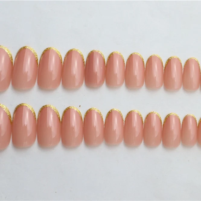 Elegantes Glossy Press-On Nagelset mit goldenen Akzenten
