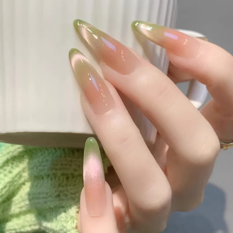 Dekorative Gel-Nagelkunst-Verzierungen