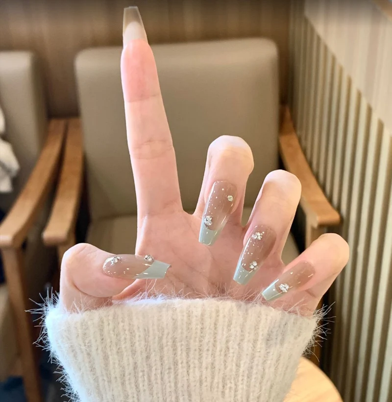 Dekorative Gel-Nagelkunst-Verzierungen