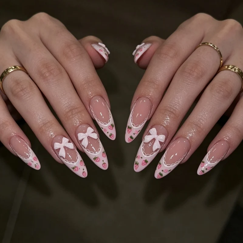 Dekorative florale Stiletto-Nagelverzierungen
