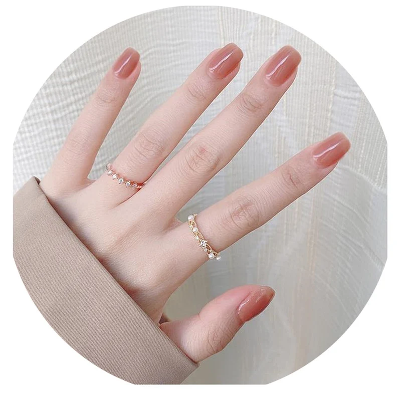 Elegantes, mit Kristallen verziertes Ring-Set