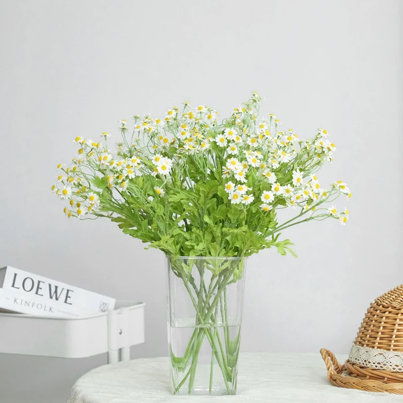 Realistische gelbe Wildblumenstiel