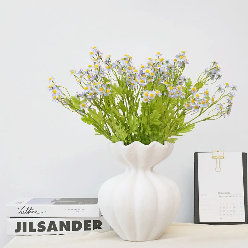 Realistische gelbe Wildblumenstiel