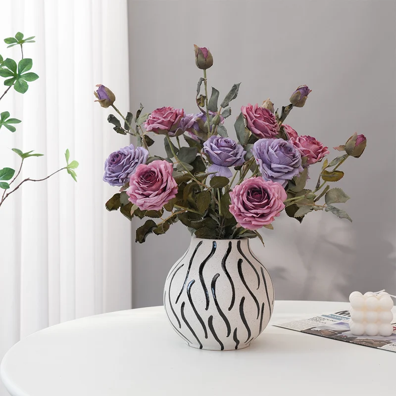 Realistische Blumenstammdekoration