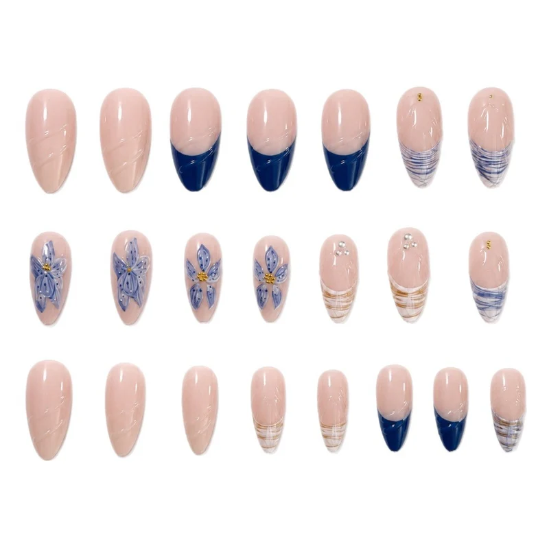 Dekorativer Floral Press-On Nagelkunst Set