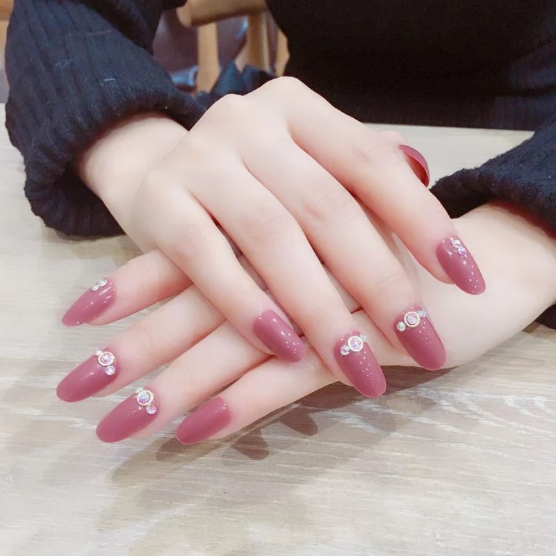 Künstlerisches Stiletto Press-On Nagelset mit Strass-Akzenten