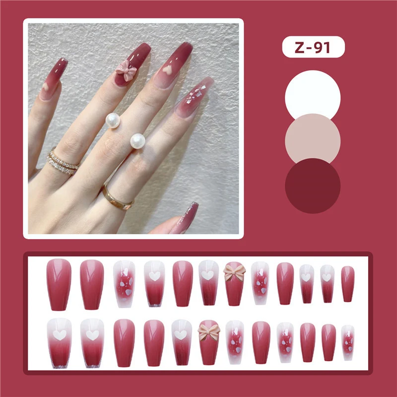 Künstlerisches Press-On-Nagelset mit blumigen Akzenten