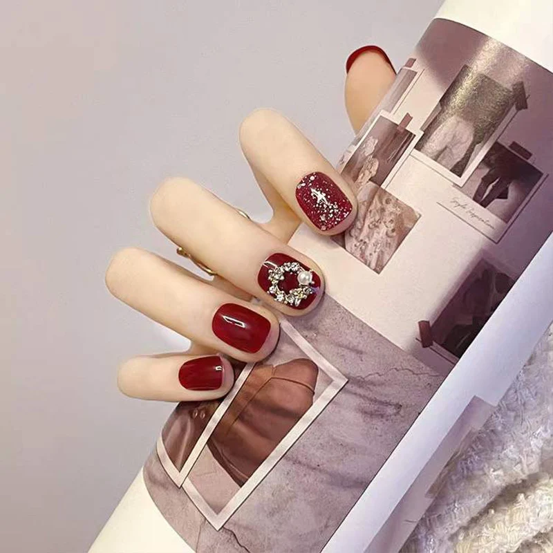 Dekorative Strass Press-On Nagelkunst
